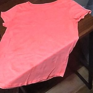 This a plain T-shirt.